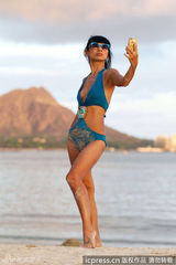 组图：白灵蓝色比基尼海边甩帽戏水