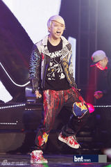 组图：韩新团B.A.P举办Showcase 前辈Secret助阵