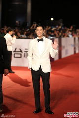 组图：《激战》张家辉白衣亮相显绅士风度