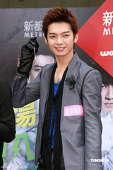 幻灯图集：飞轮海迟到狂迷不减 吴尊惨被摸胸尴尬