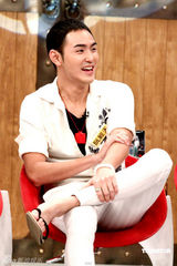 高清图：《艋舺》剧组上康熙 赵又廷阮经天玩亲嘴