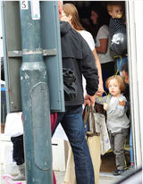 组图：36岁辣妈安吉丽娜-朱莉白裙现身咖啡馆