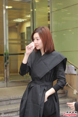 组图：叶翠翠为母亲设灵 与父同住表孝道