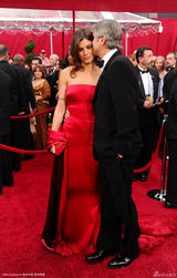 高清组图：乔治-克鲁尼携女友帅气亮相奥斯卡红毯