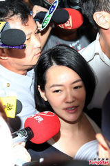 小S证人身份被传唤 神色疲惫白色肩带外露(图)