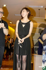 组图：孙燕姿难得性感亮相 短裙妩媚黑丝衬美腿