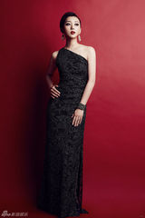 组图：姜鸿妩媚写真展露成熟女人味