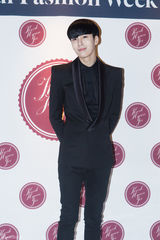 独家：俊男美女亮相首尔时装周 鲁敏宇炫长腿