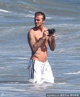 组图：小贝携子海边冲浪拍不停 克鲁兹呛水一脸不爽