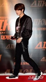 组图：金在中休闲装出席首映 明眸温柔放电