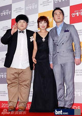 组图：刘在石UEE等韩众星亮相KBS演艺大奖红毯