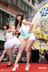 幻灯图集：郭书瑶秀美腿大玩泼水湿身