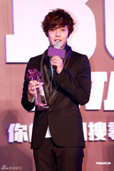 组图：金贤重香港获大奖 阿SA无缘和男友过圣诞