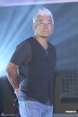 组图：巫启贤为新专辑开唱 30日将出席大炳追思会