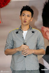 组图：柯震东首办签名会跳不高放不开表现生涩