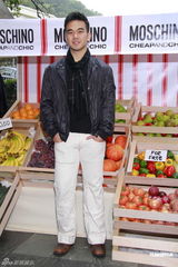 组图：谢婷婷曝锋芝同吃团年饭 阿Sa否认会秘婚