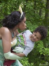 组图：珍妮佛化身迪士尼公主 绿色礼服仙气十足