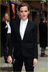 组图：艾玛-沃森特OL装扮 成熟时尚女王范