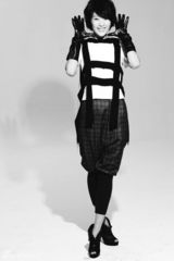 组图：童瑶时尚短发写真帅气可爱