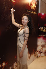 组图：潘辰优雅亮相美妆活动 流苏长裙演唱佳作