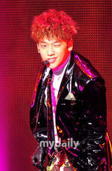 组图：Rain首尔开唱尺度大 与女伴舞秀喷血演出