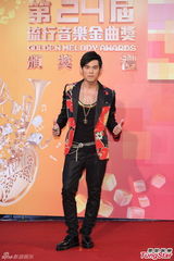 组图：周杰伦红黑西服亮相红毯 大走复古风