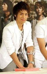 幻灯图：组合SHINee写真集发布会 成员帅气出席