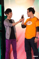 组图：何炅出席上海“安全驾车”活动