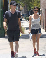 组图：瑞切尔-贝尔森和男友海登逛街购物