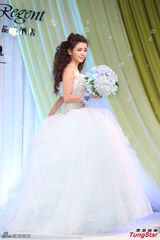 组图：李毓芬婚纱装亮相 笑容甜美妩媚动人