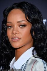 组图：蕾哈娜真空亮相格莱美派对 长衣似睡裙