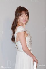 组图：赵薇深V闪片长裙亮相 张曼玉红色套装夺目