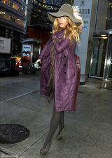 组图：布莱克-弗莱利街拍LOOK紫色大衣搭白裙