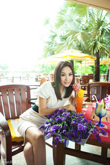 组图：徐黛妮白领风写真大片 述足球宝贝的困扰