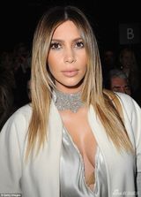 组图：卡戴珊银色深V装露半球 与老公恩爱牵手