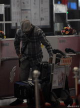 组图：徐峥现身机场独自离京 疑为新片准备素材