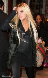 幻灯图集：林赛-罗韩纽约和友人聚餐 神情憔悴