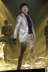 组图：周笔畅睡衣扮猫女 邓紫棋自弹自唱