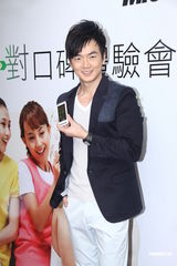 组图：李沛旭赖琳恩出席代言活动敬业十足