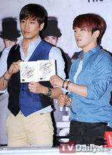 组图：韩国组合神话两人一组3地办签名会谢粉丝