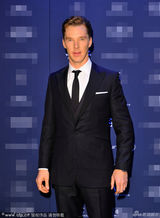 组图：卷福正装主持体育颁奖礼 挥小手表情呆萌