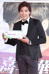 组图：贺军翔情动小周慧敏 赞郑元畅服役照帅气