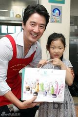 组图：韩星郑俊镐出席福利院分享活动献爱心