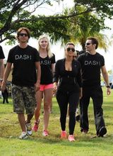 组图：金-卡戴珊黑衣低胸秀豪乳