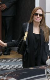 组图：安吉丽娜-朱莉现身印度餐厅 装扮一黑到底