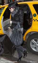 幻灯图集：阿什莉辛普森褶皱皮革夹克配紧腿裤逛街