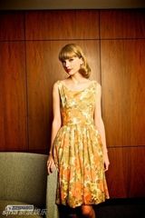 组图：泰勒亮色花裙写真 复古卷发俏皮靓丽