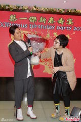 组图：草蜢蔡一杰庆47岁生日 为慈善捐贴身泳裤