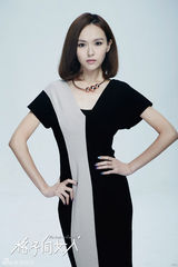 组图：《格子间女人》曝光大片 众主创西装抢眼