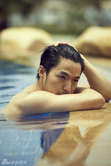 组图：李威生日曝浴照显型男魅力